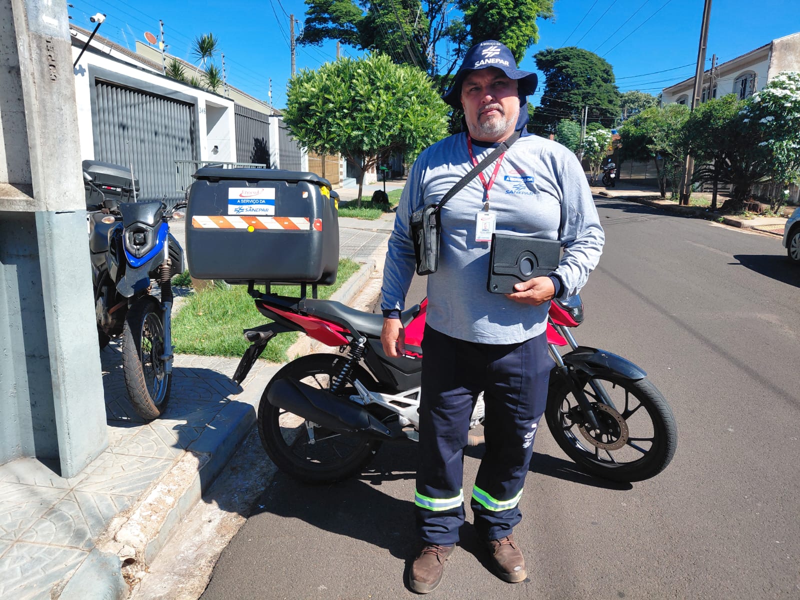 Agente de campo da Sanepar recebe o pagamento de débitos vencidos 