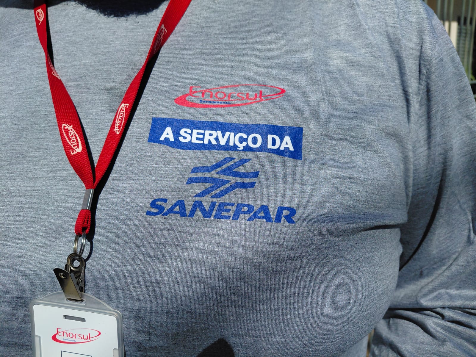 Agente de campo da Sanepar recebe o pagamento de débitos vencidos 