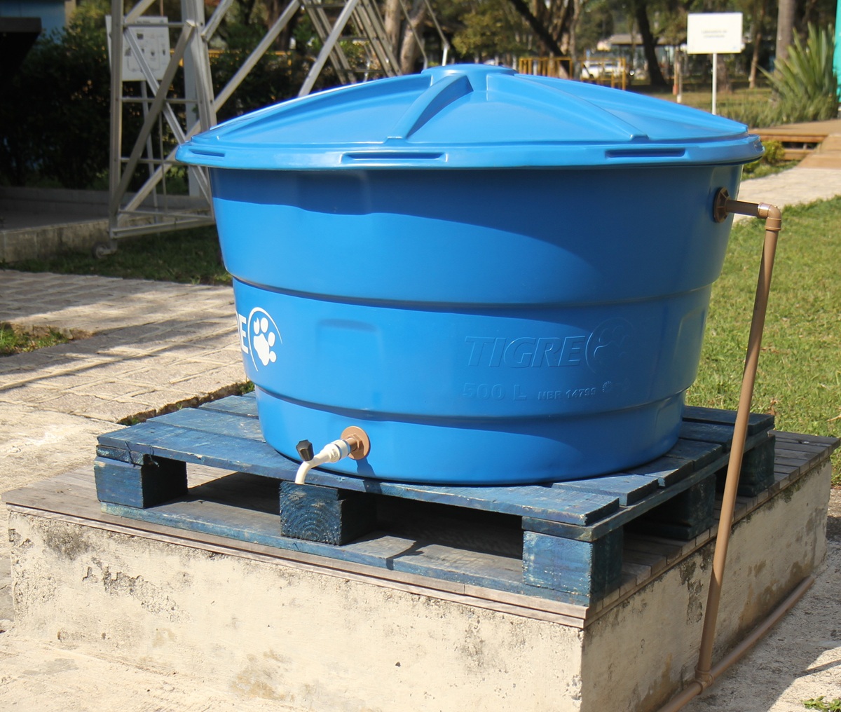 imagem mostra uma caixa d'água