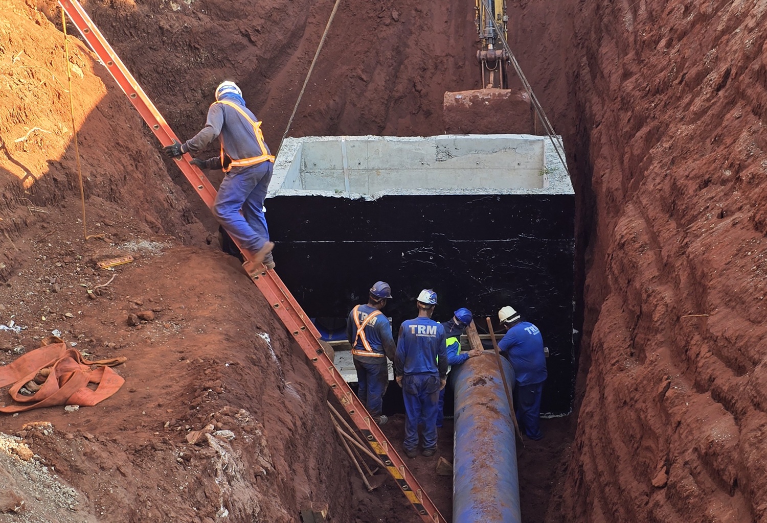trabalhadores em obra de ampliação de tubulação de água