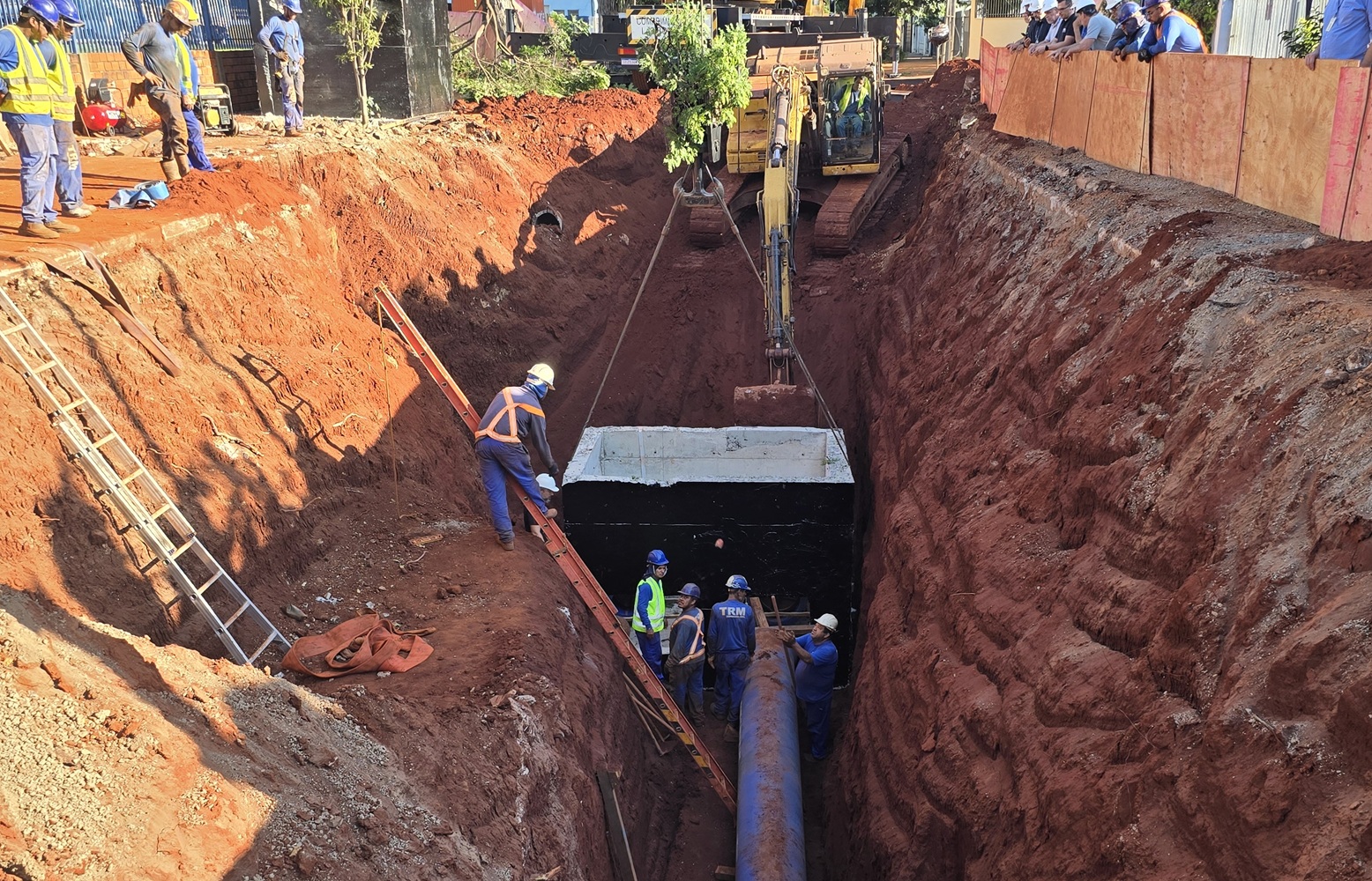 trabalhadores em obra de ampliação de tubulação de água