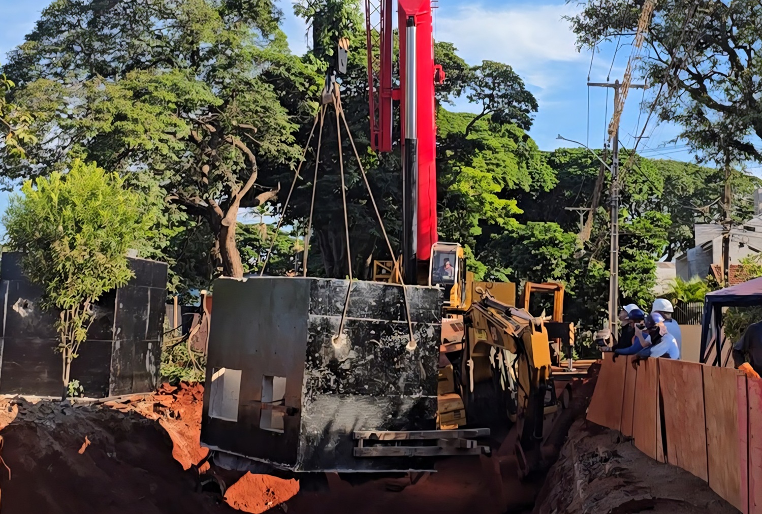 trabalhadores em obra de ampliação de tubulação de água