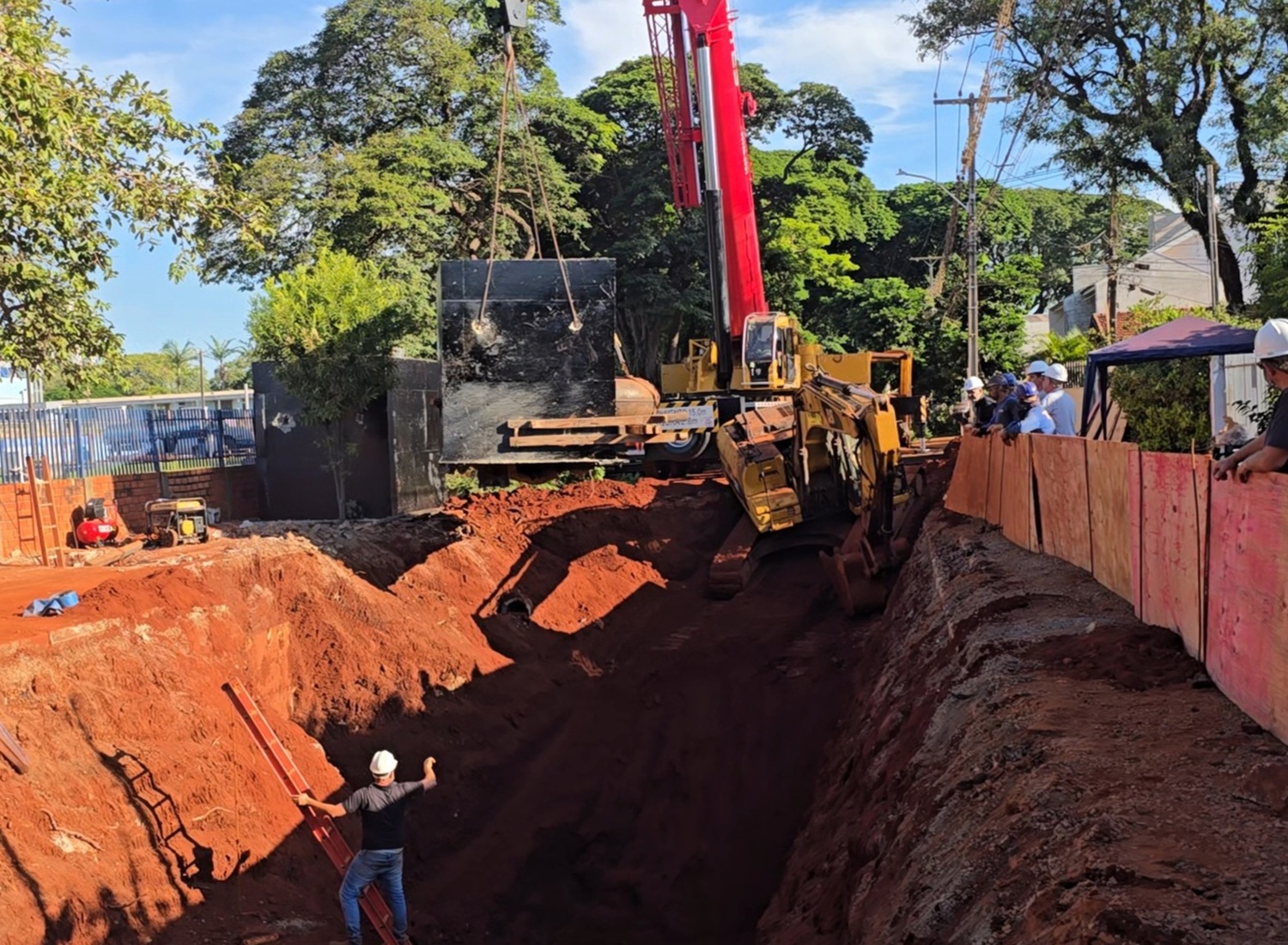 trabalhadores em obra de ampliação de tubulação de água