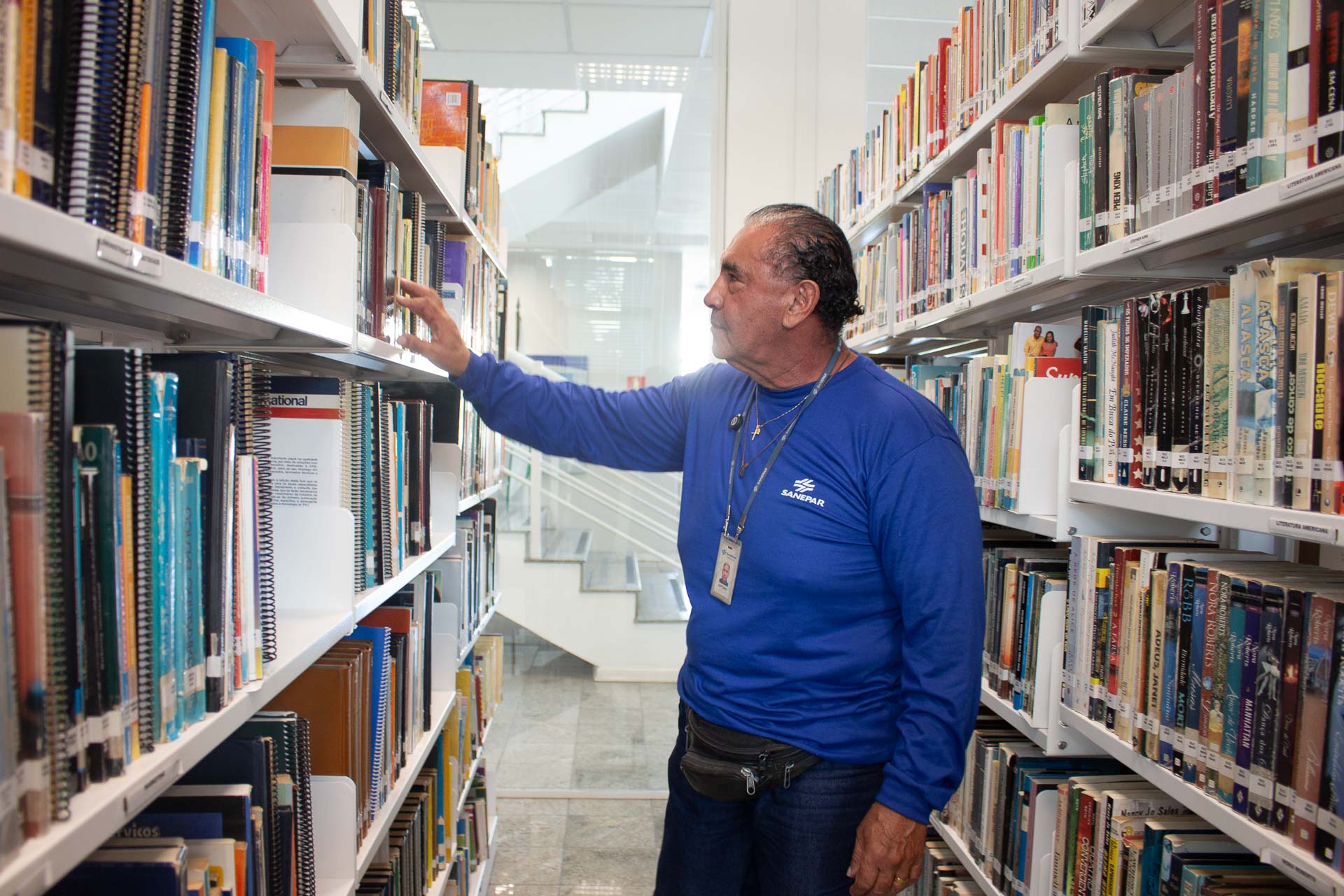 Antônio Carlos dos Santos, funcionário da Sanepar, nos corredores da biblioteca da Companhia