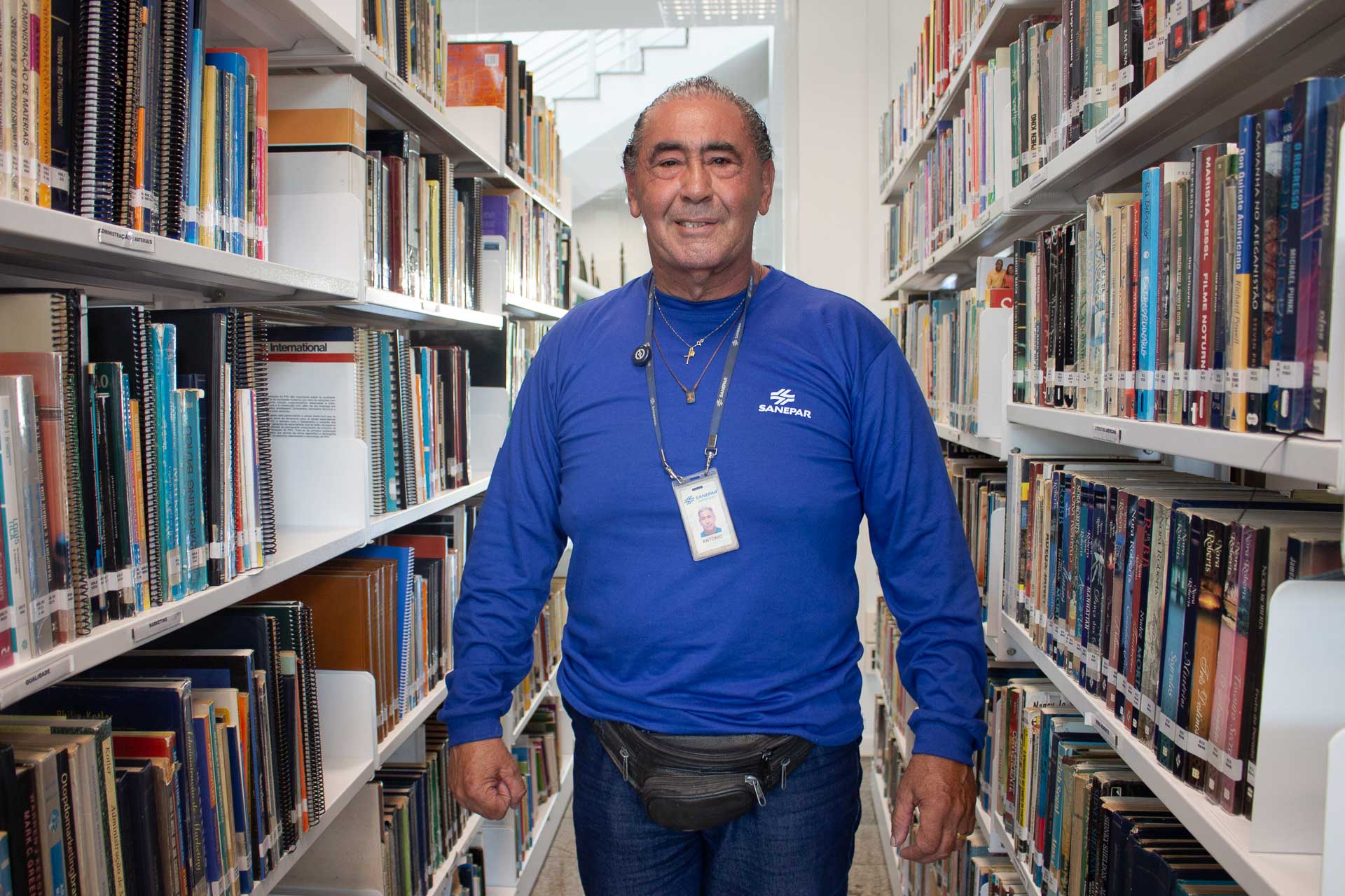 Antônio Carlos dos Santos, funcionário da Sanepar, nos corredores da biblioteca da Companhia