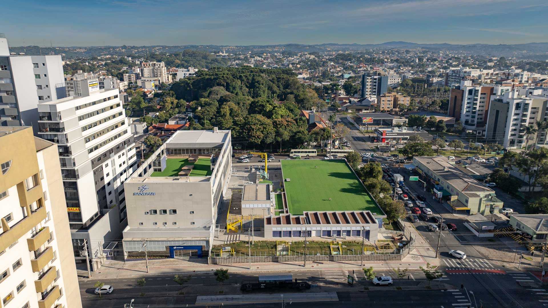 Vista aérea da nova base operacional e reservatório do Bacacheri.