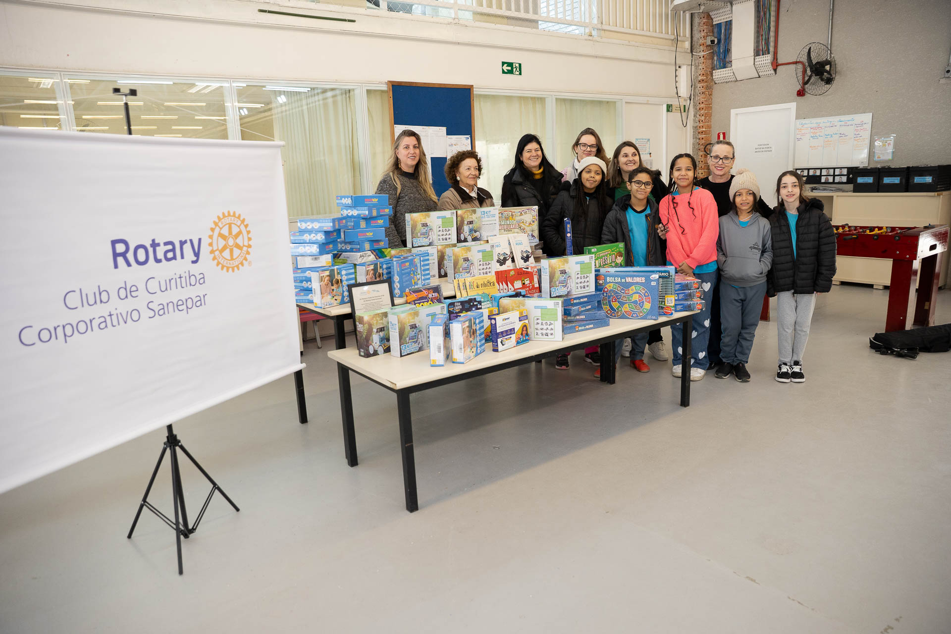 Rotary Corporativo Sanepar entrega kits pedagógicos na Escola Municipal Irmãos Rebouças