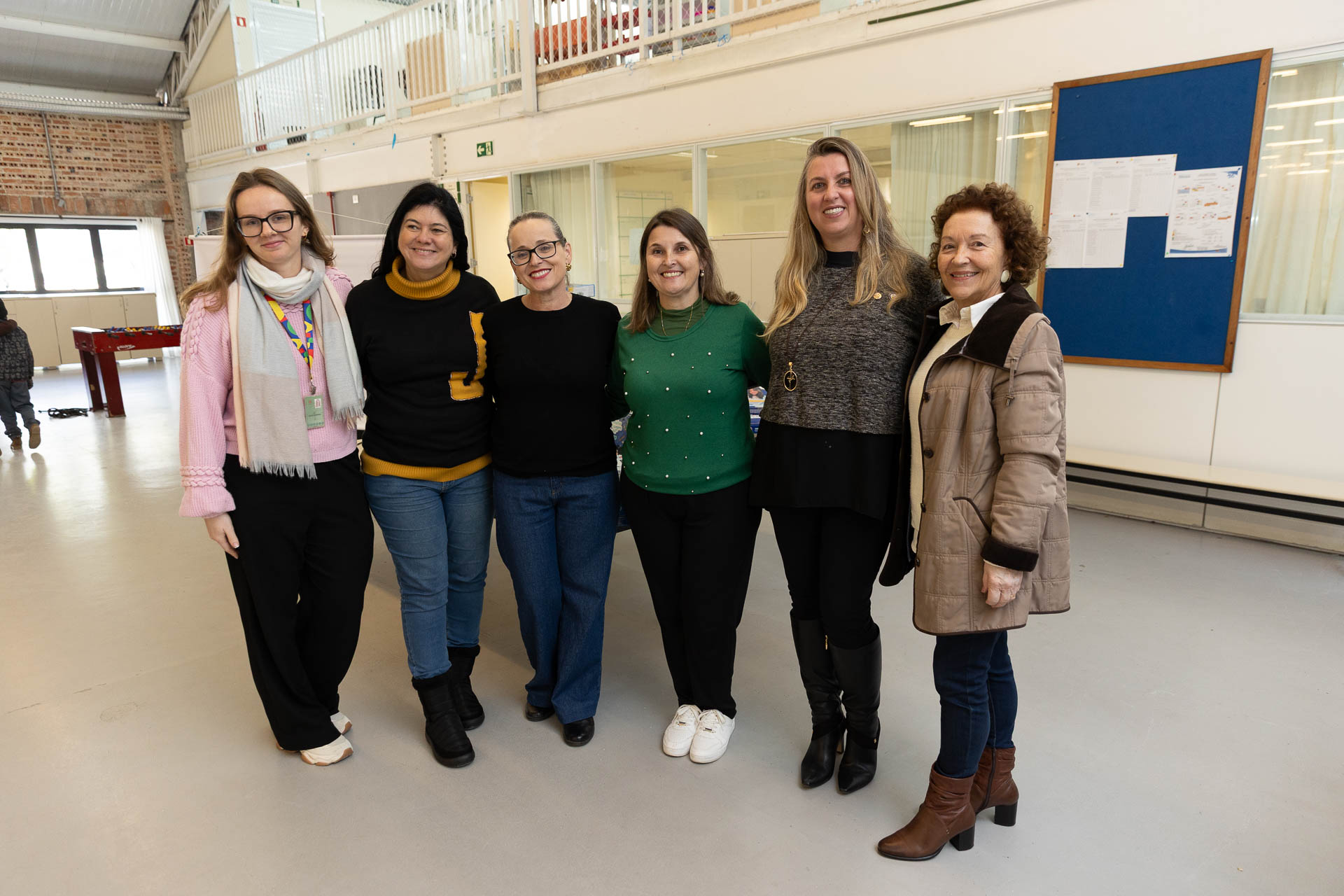 Gislaine Ceschim, empregada da Companhia e presidente do Rotary Corporativo da Sanepar, fez a entrega dos materiais pedagógicos para a equipe da Escola Municipal Irmãos Rebouças