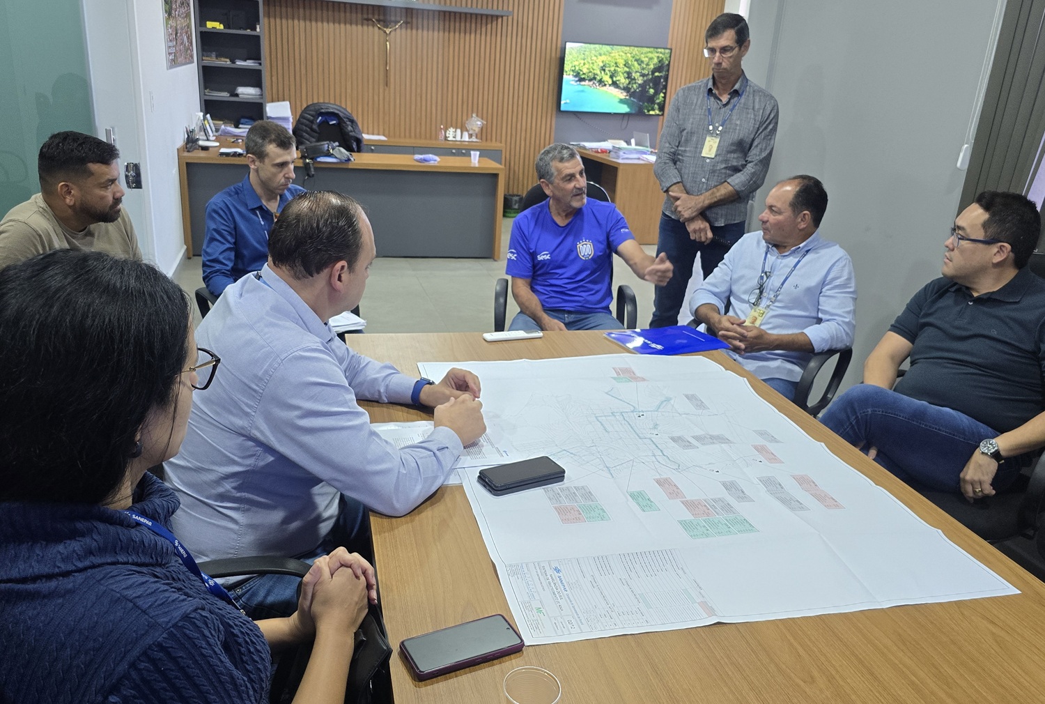 autoridades sentadas em reunião no gabinete do prefeito