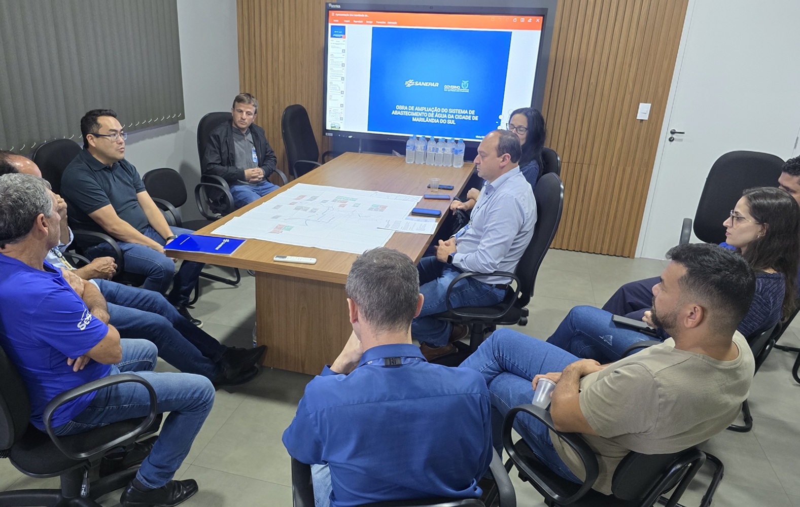 autoridades sentadas em reunião no gabinete do prefeito