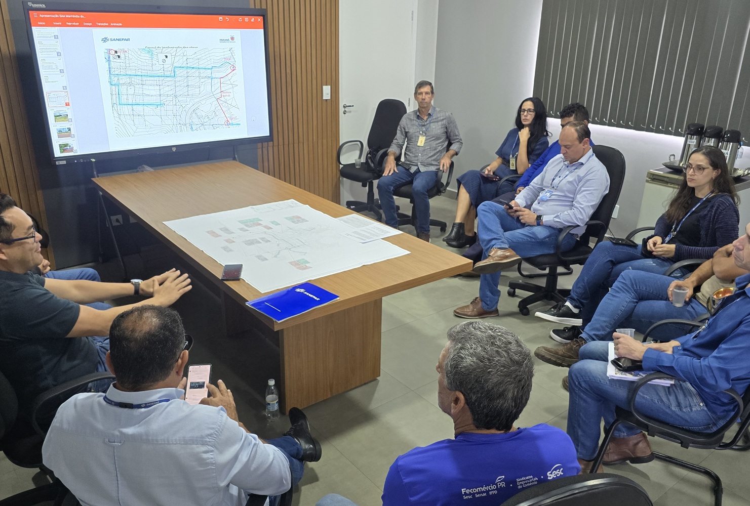 autoridades sentadas em reunião no gabinete do prefeito