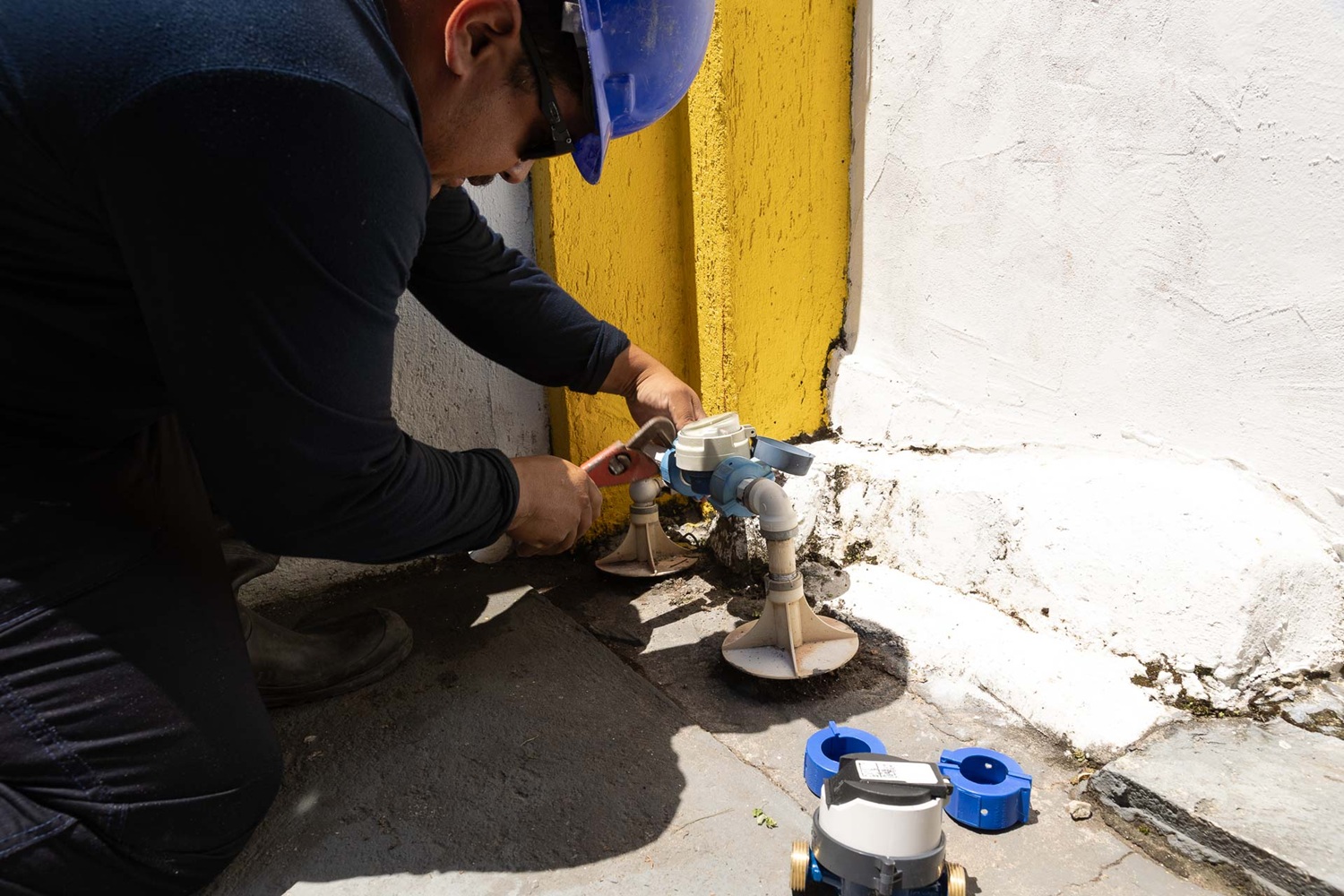 hidrômetro da Sanepar sendo desmontado por um técnico para manutenção 