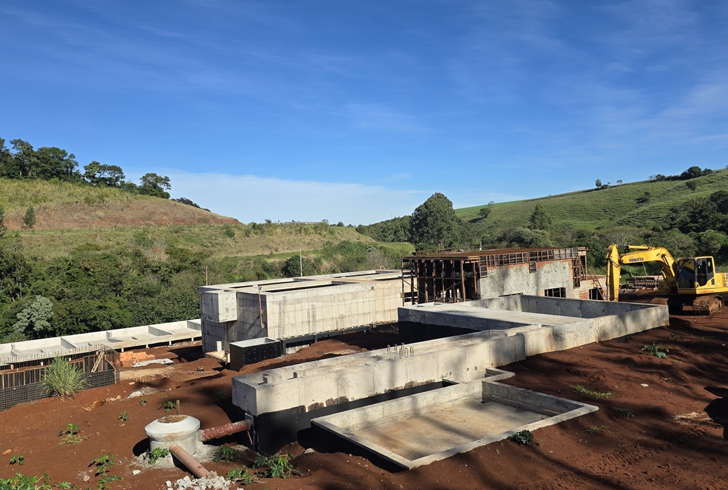 estruturas de concreto em obra de estação de esgoto