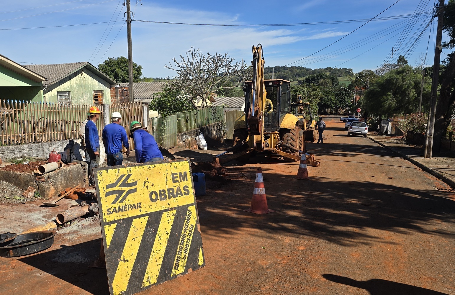 trabalhadores na rua, com maquinários, fazendo obra de implantação de rede