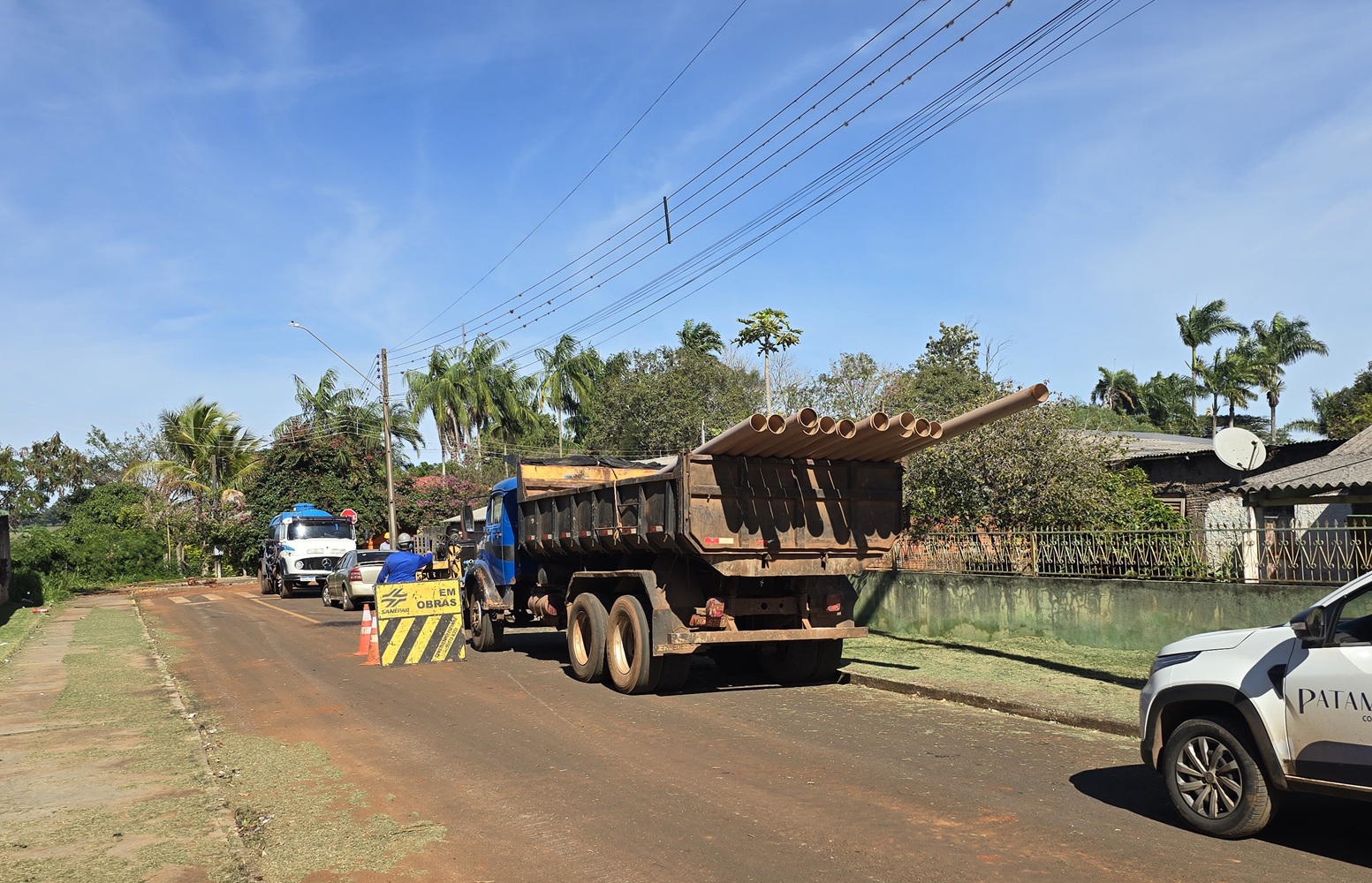 maquinários da obra de implantação de rede na rua