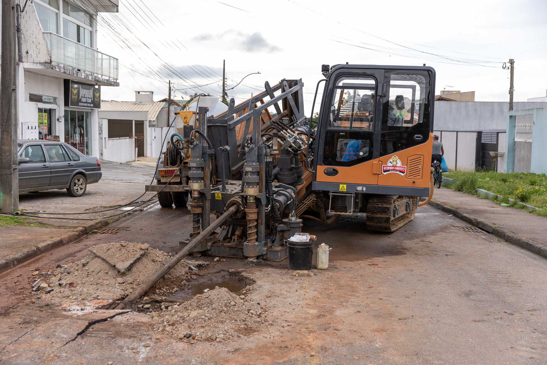 Máquina realizando obra não-destrutiva em rua