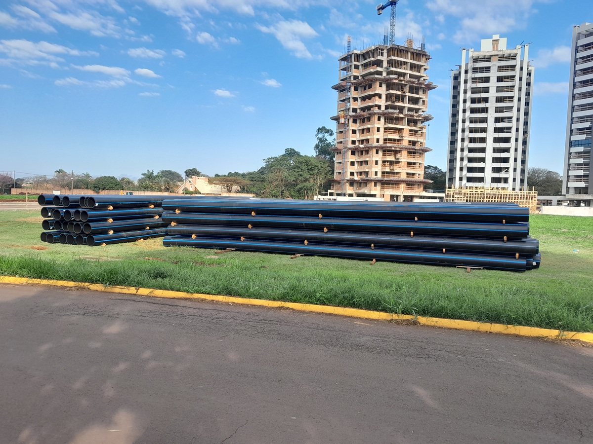 dispostos num gramado estão tubos de água em PEAD - 400 mm