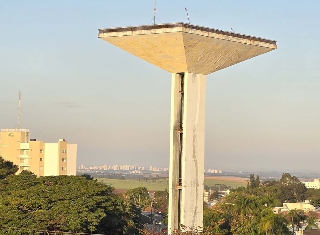 estrutura de alvenaria elevada que faz reservação de água e é cartão postal de rolandia