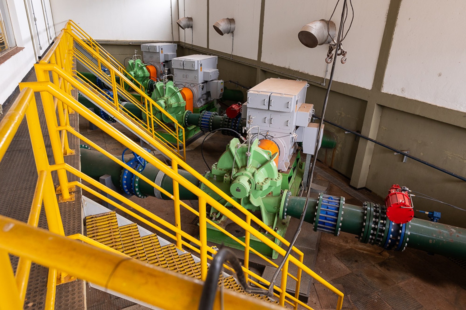 equipamentos e bombas de uma unidade operacional