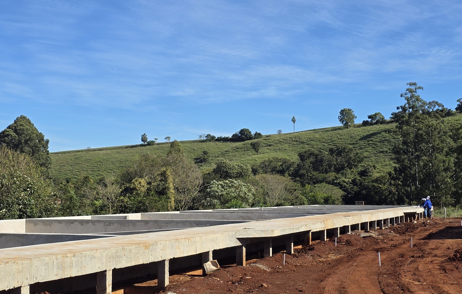 estrutura de concreto em estação de tratamento em construção