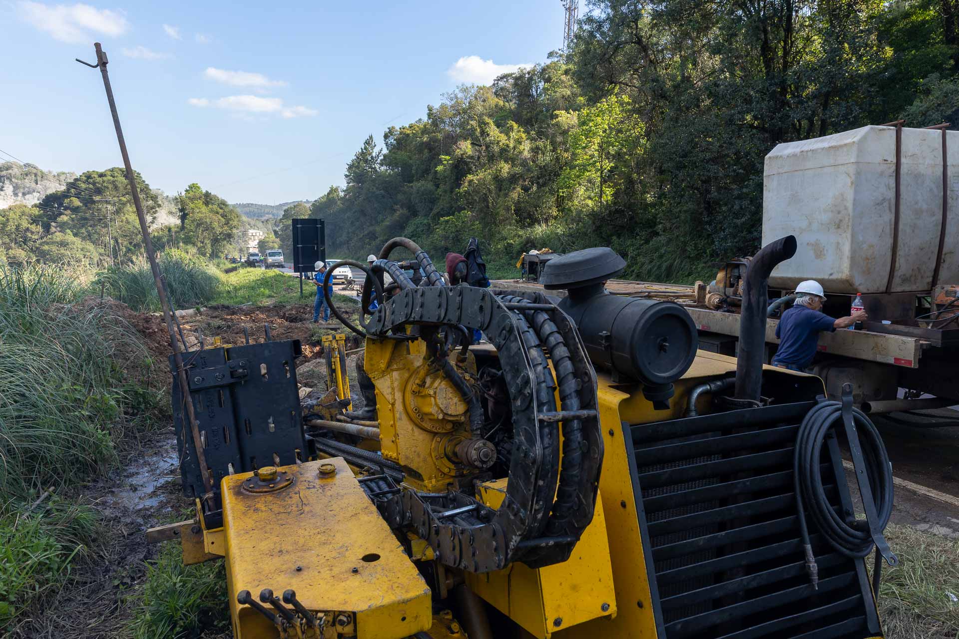 Máquina trabalhando em tubulação de obra
