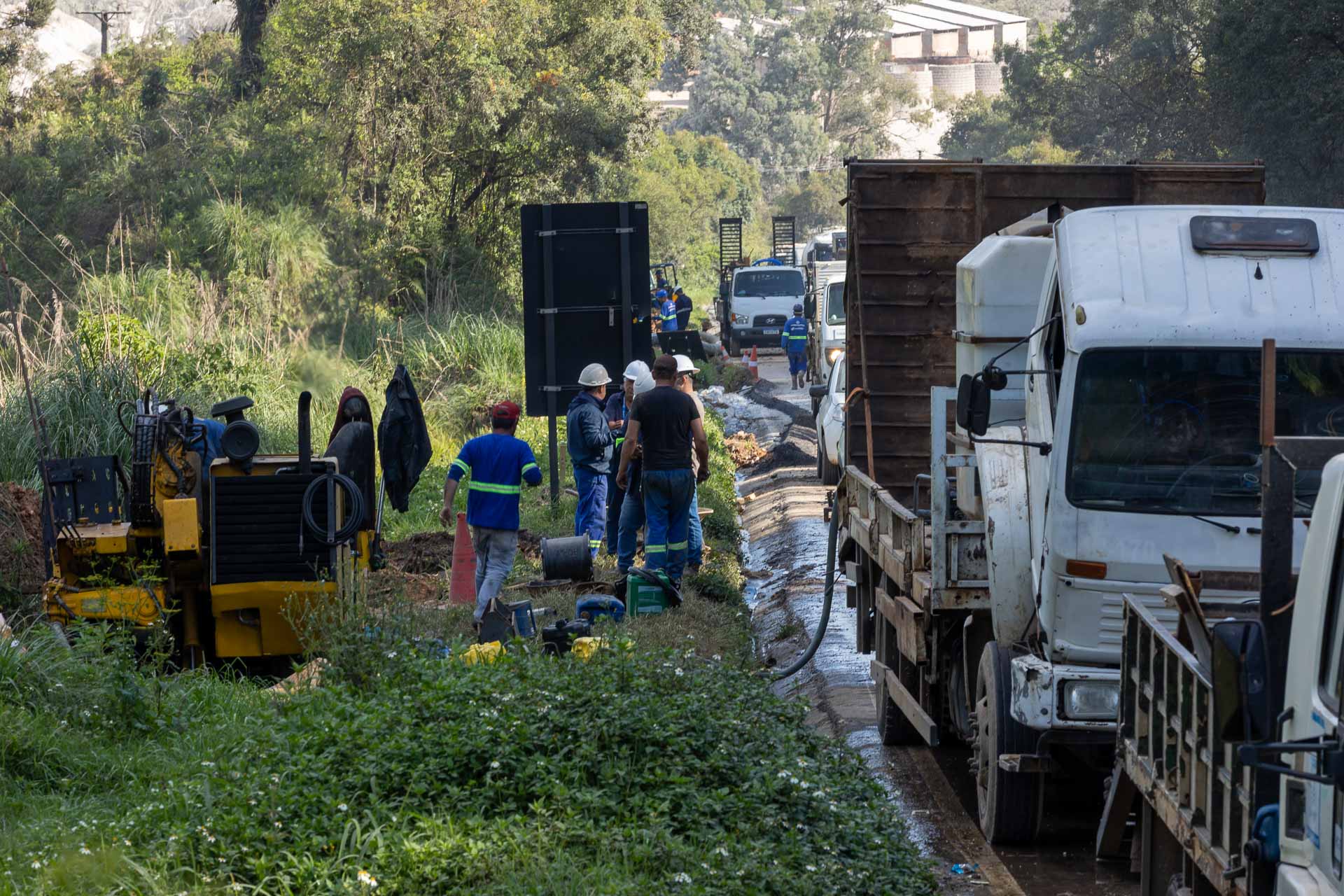 Funcionários trabalhando em obra da Sanepar