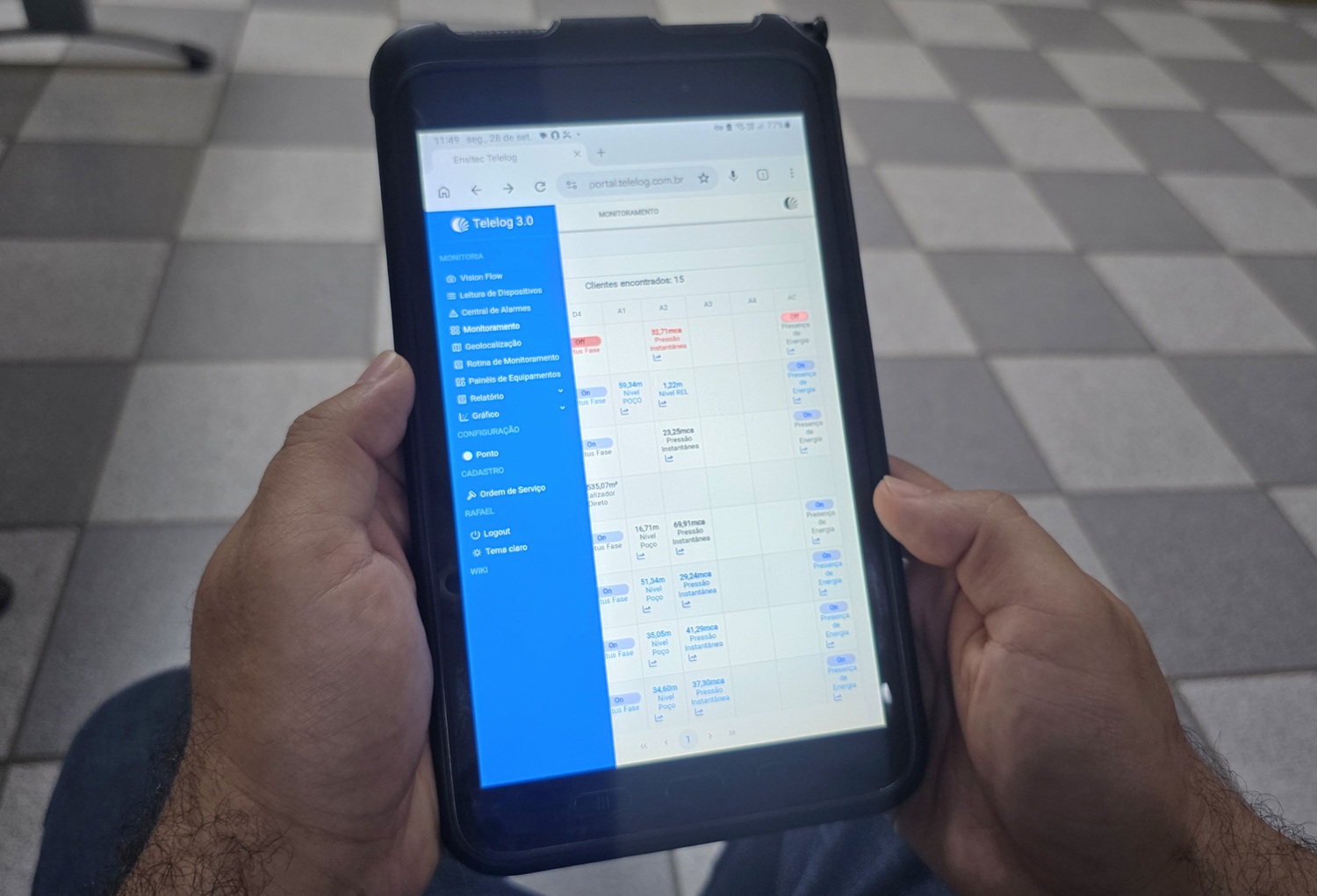 tablet nas mãos de um gestor com plataforma de monitoramento operacional