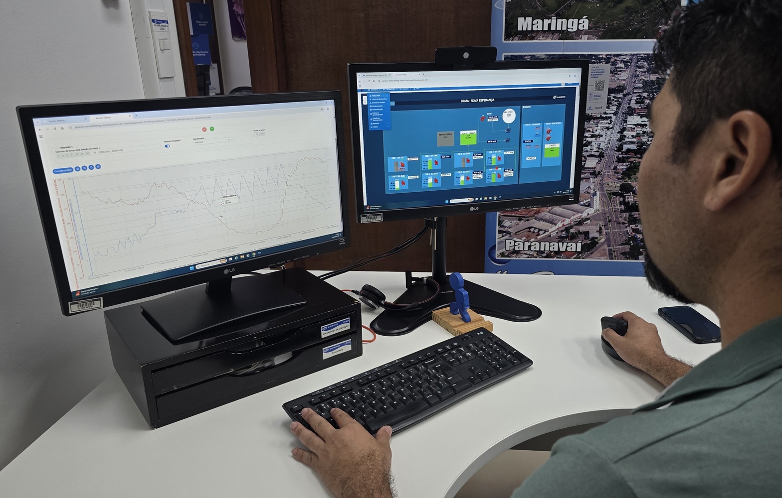 gestor visualiza telas do sistema de monitoramento operacional no computador de mesa