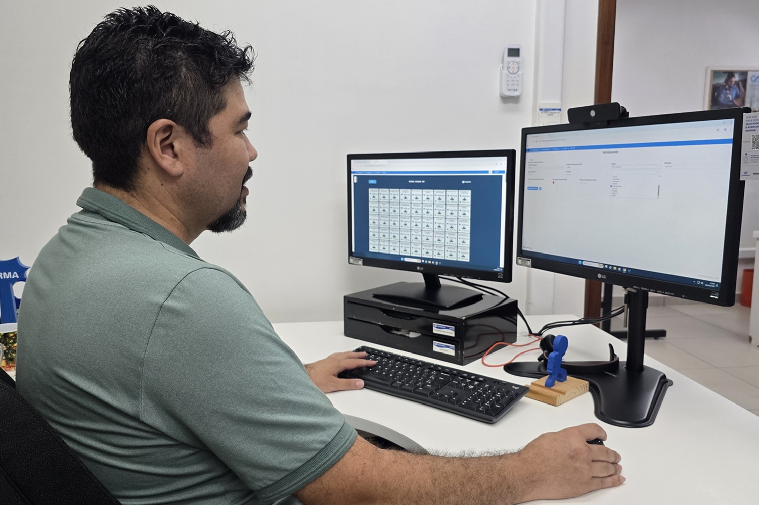 gestor visualiza telas do sistema de monitoramento operacional no computador de mesa