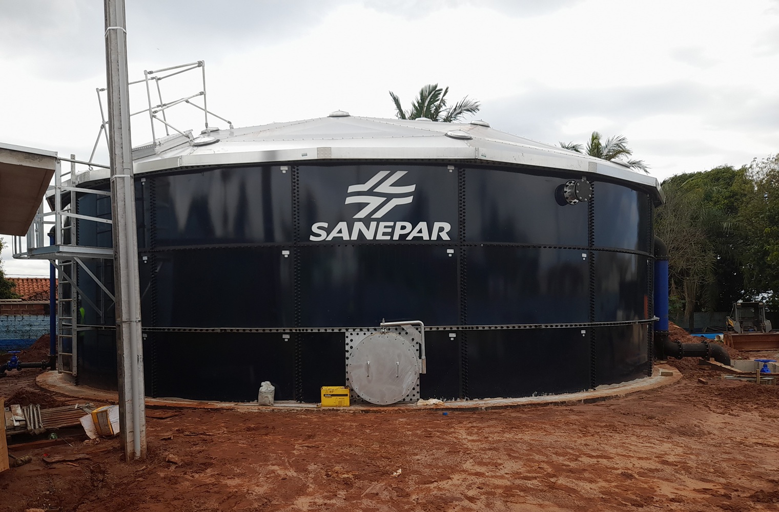 obra de um reservatório metálico azul com a logomarca da sanepar branca