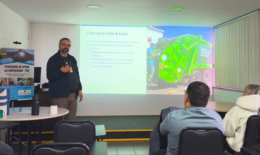 Palestras em empresas também fazem parte das atividades