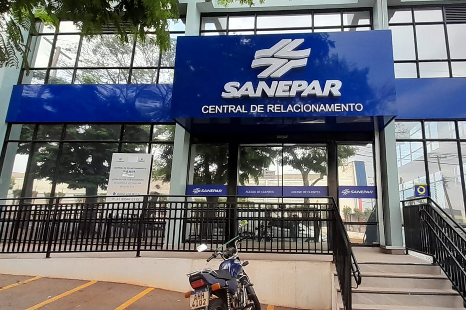 fachada de prédio com sinalização azul e logomarca da sanepar em branco