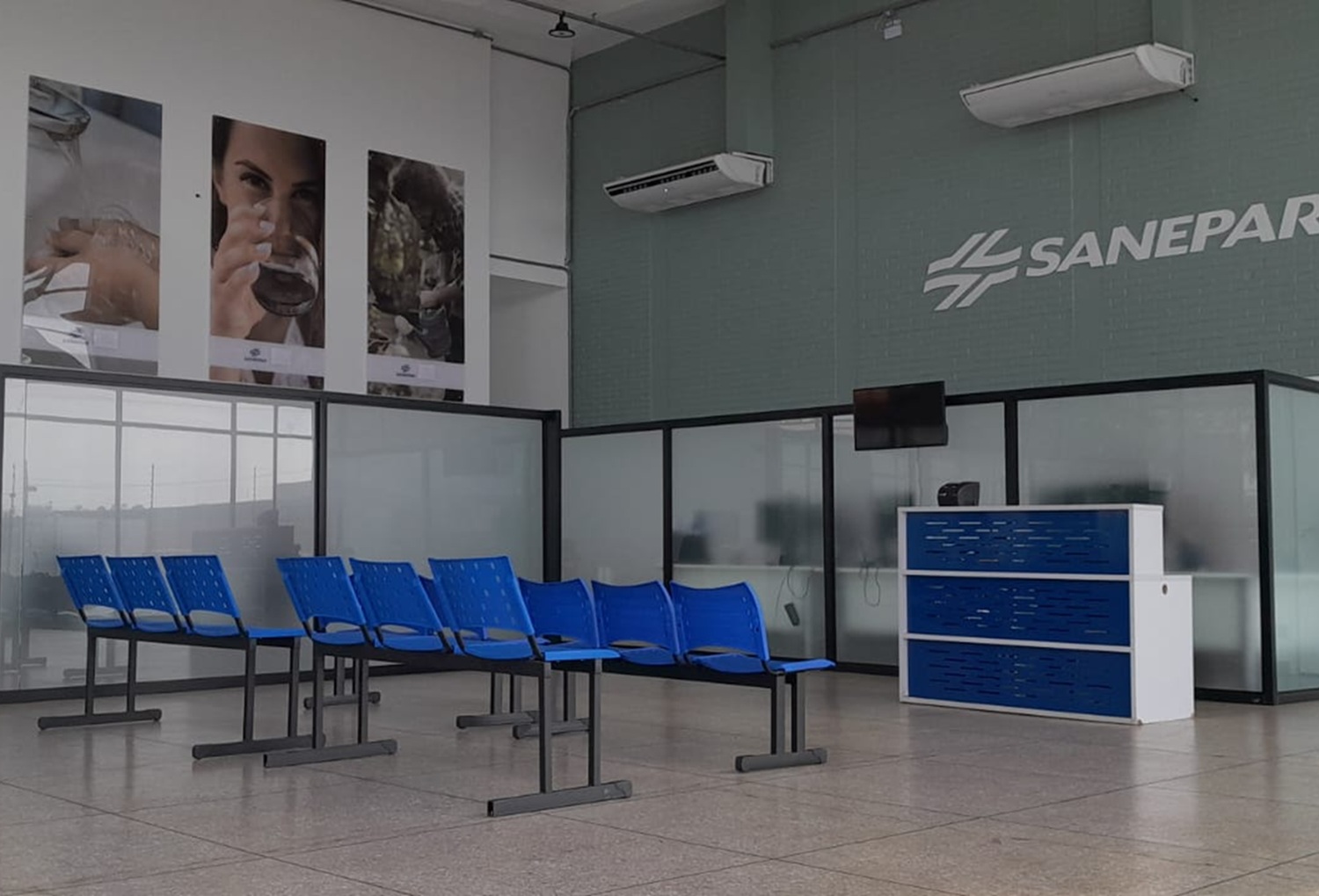 um amplo salão com cadeiras de espera da nova central da sanepar na rua bahia