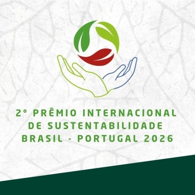 Selo do 2º Prêmio Internacional de Sustentabilidade Brasil - Portugal 2026, com ilustração de duas mãos abertas sustentando uma esfera formada por folhas coloridas.