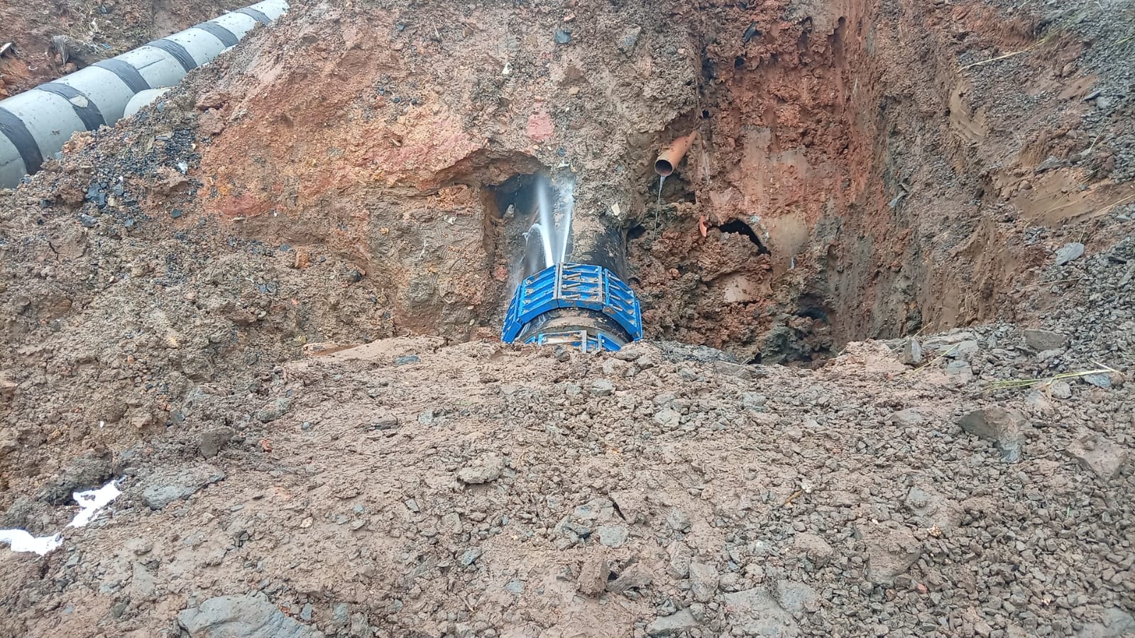 Adutora de grande porte na região do Passaúna em Curitiba 