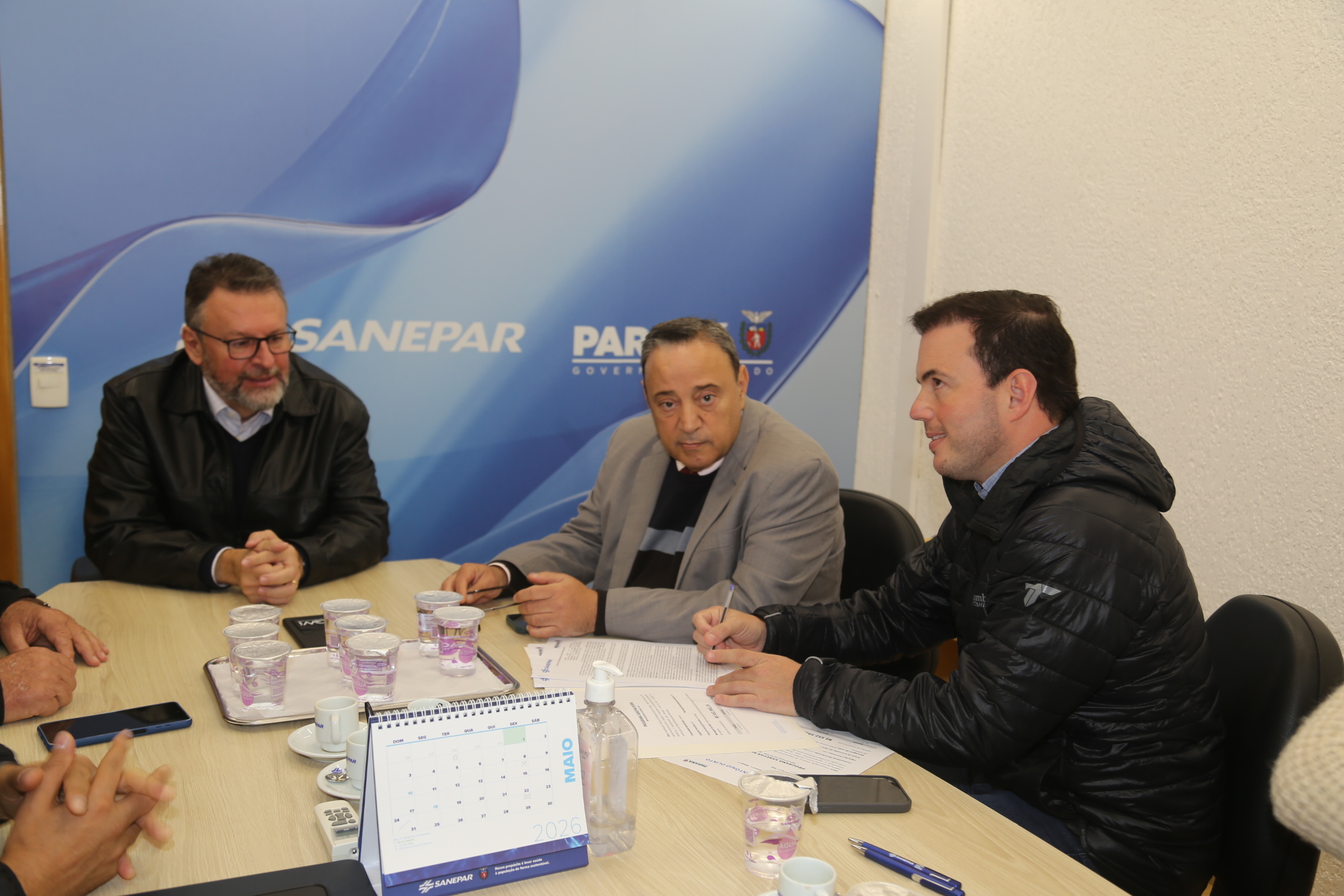 O prefeito Fabio Machiavelli, da cidade de Antônio Olinto, assina o termo de parceria do Programa Sanepar Rural ao lado do diretor-presidente da Companhia, Wilson Bley, e do deputado Hussein Bakri.