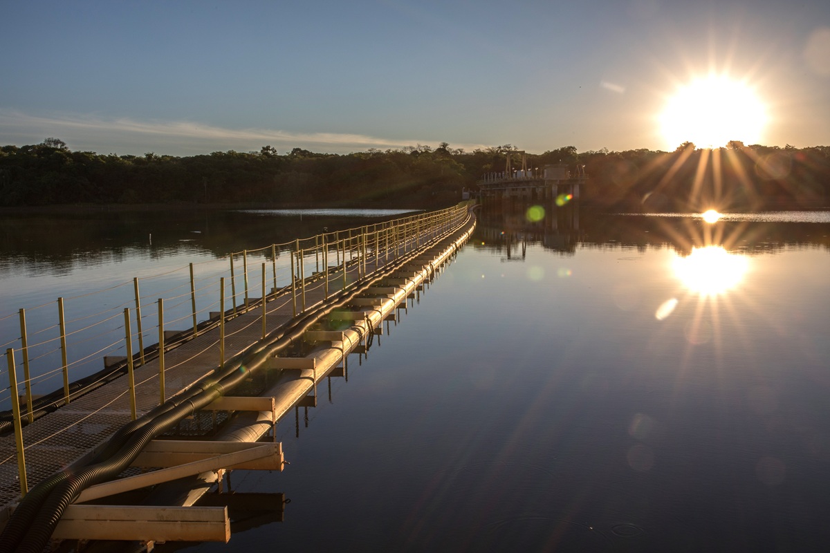 mostra captação flutuante no Lago de Itaipu