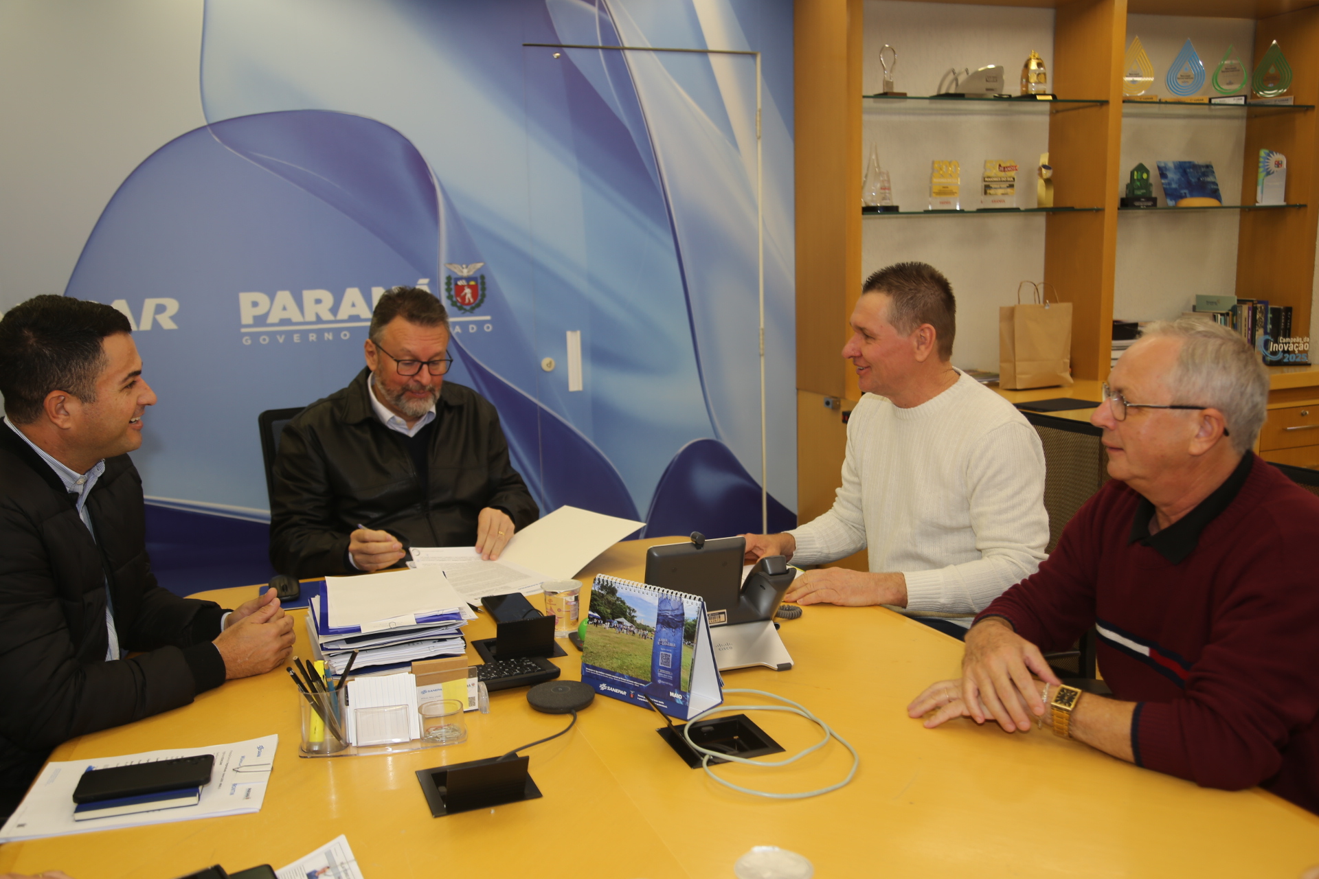 O prefeito Mario Weber, de Campo Bonito, assina os termos da parceria do Programa Sanepar Rural ao lado do diretor-presidente da Companhia, Wilson Bley.