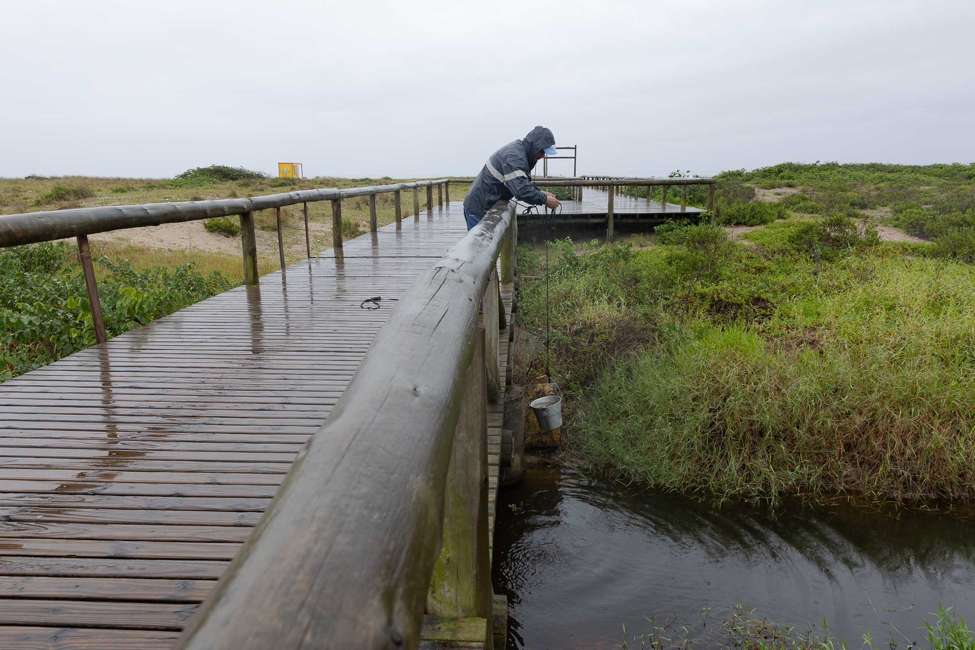 Equipe da Sanepar realiza coleta de amostras de mananciais no Litoral do Paraná