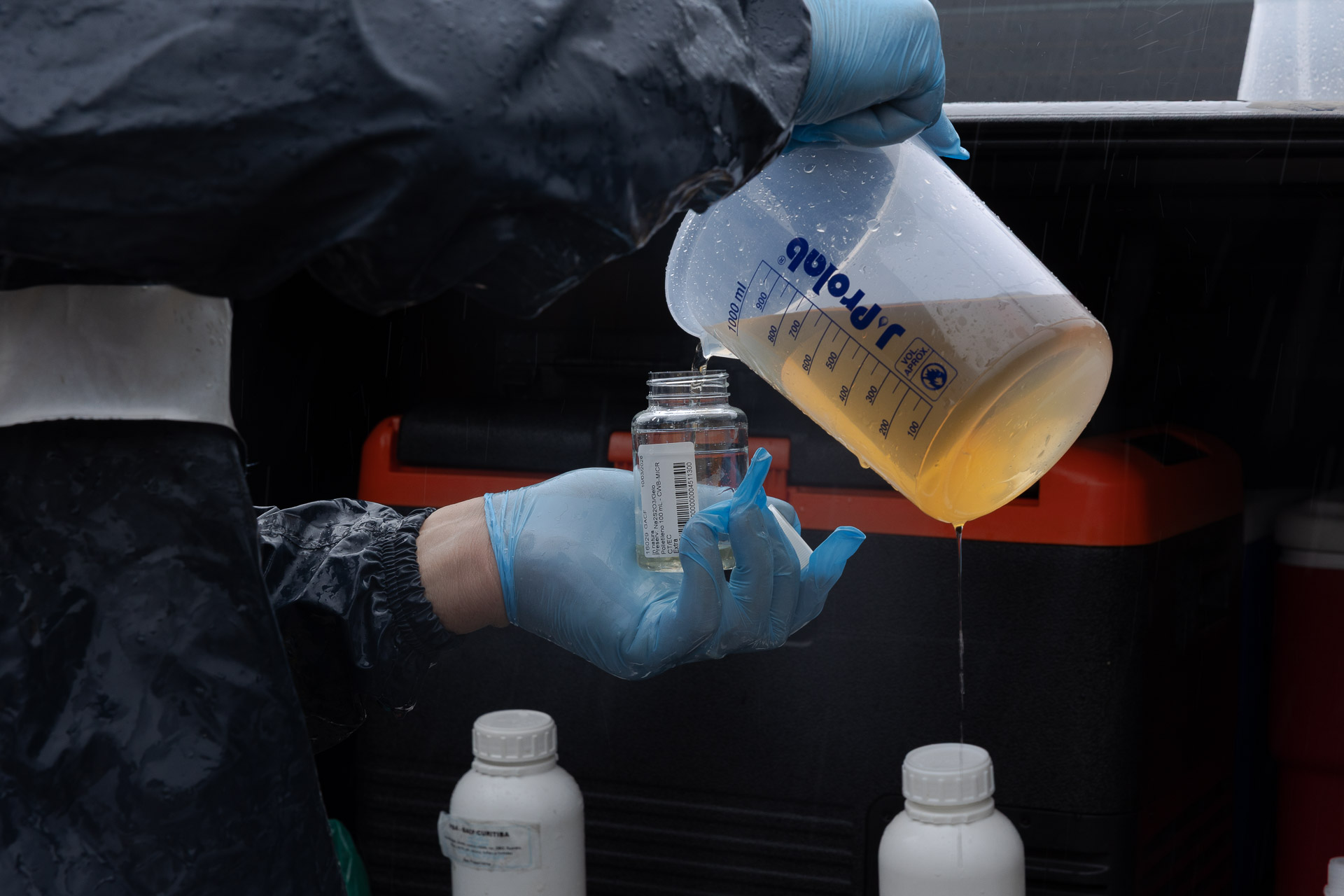 Equipe da Sanepar realiza coleta de amostras de mananciais no Litoral do Paraná