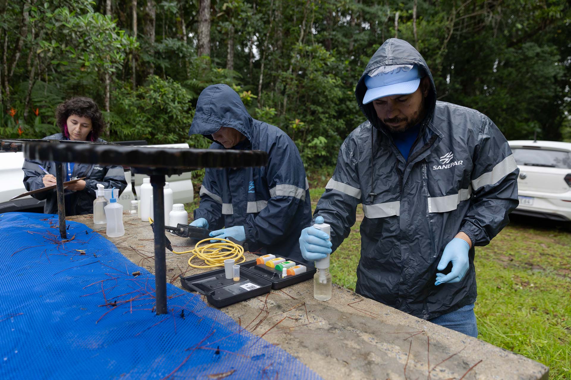Equipe da Sanepar realiza coleta de amostras de mananciais no Litoral do Paraná