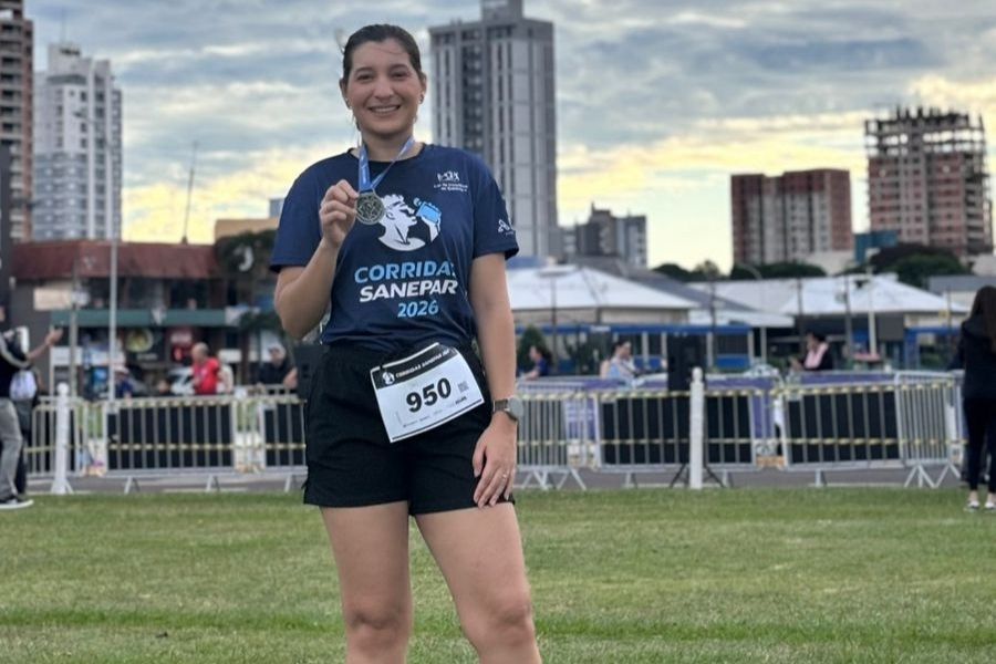 Participante da Corrida Sanepar em Toledo mostra medalha