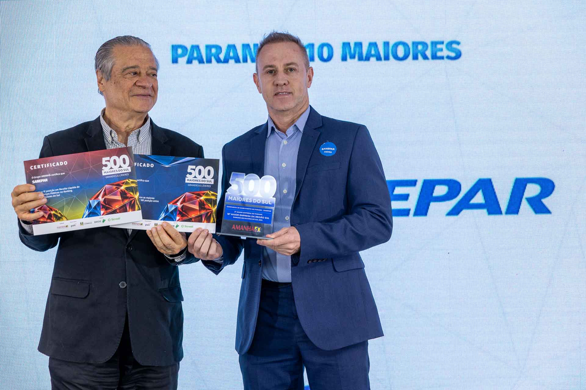 O especialista em Inovação da Sanepar, Charles Carneiro (dir.), representou a Companhia no evento que premiou as 100 maiores empresas do Paraná.