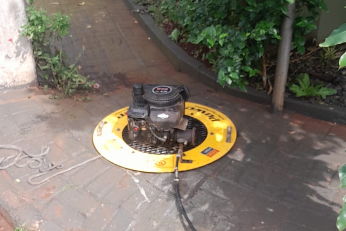 mostra máquina de fumaça utilizada em testes na rede de esgoto