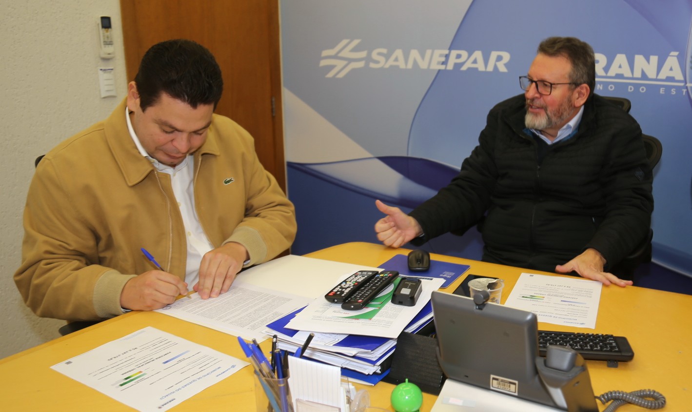 Assinatura de investimento em esgotamento sanitário em Quedas do Iguaçu.