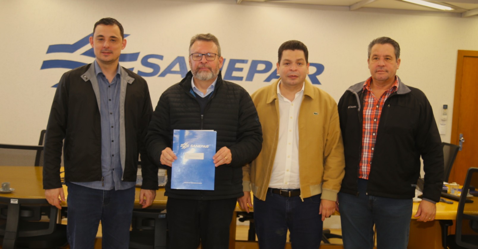 Assinatura de investimento em esgotamento sanitário em Quedas do Iguaçu.