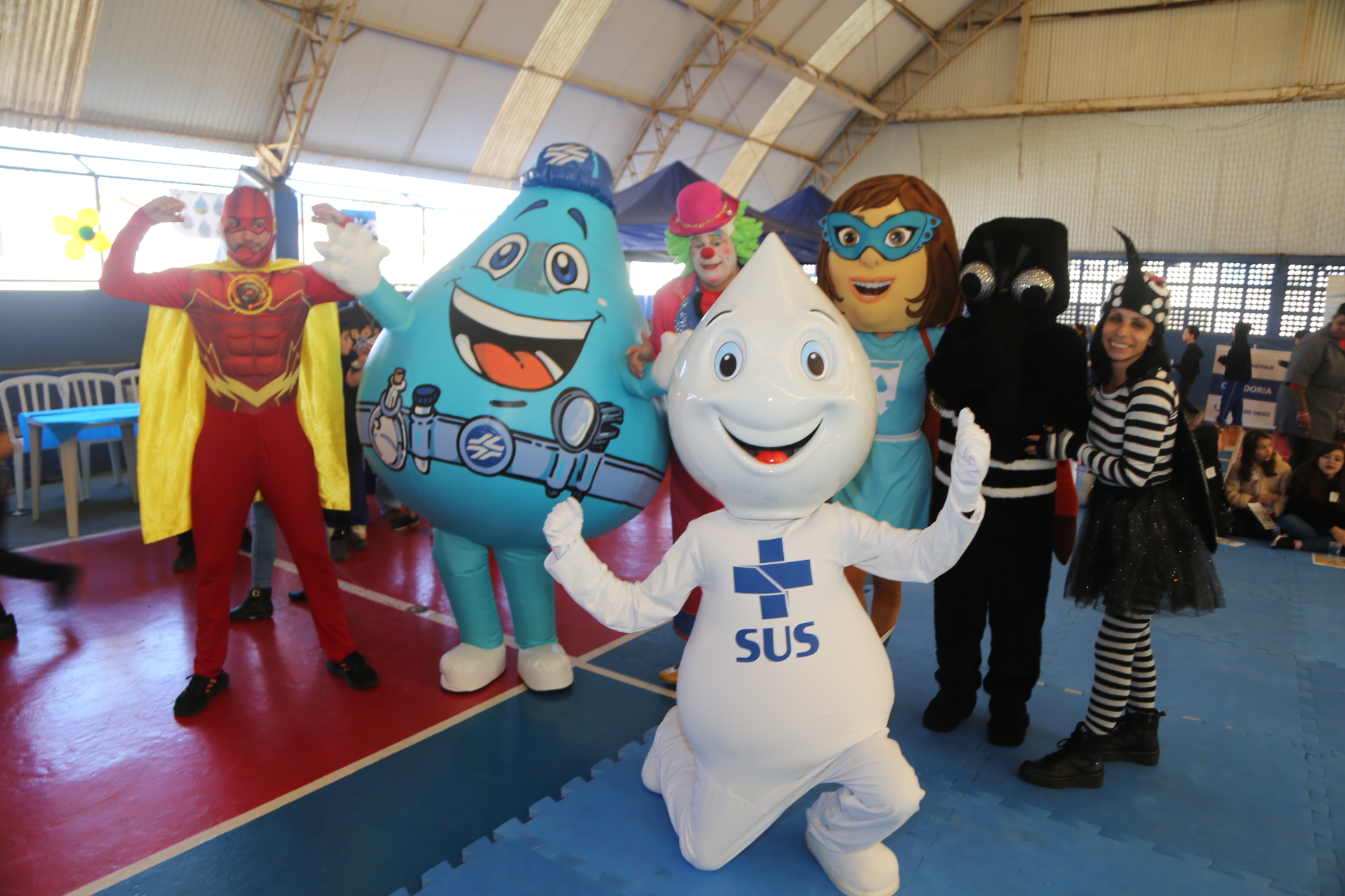 Mascotes posam para uma foto em um evento da Sanepar.