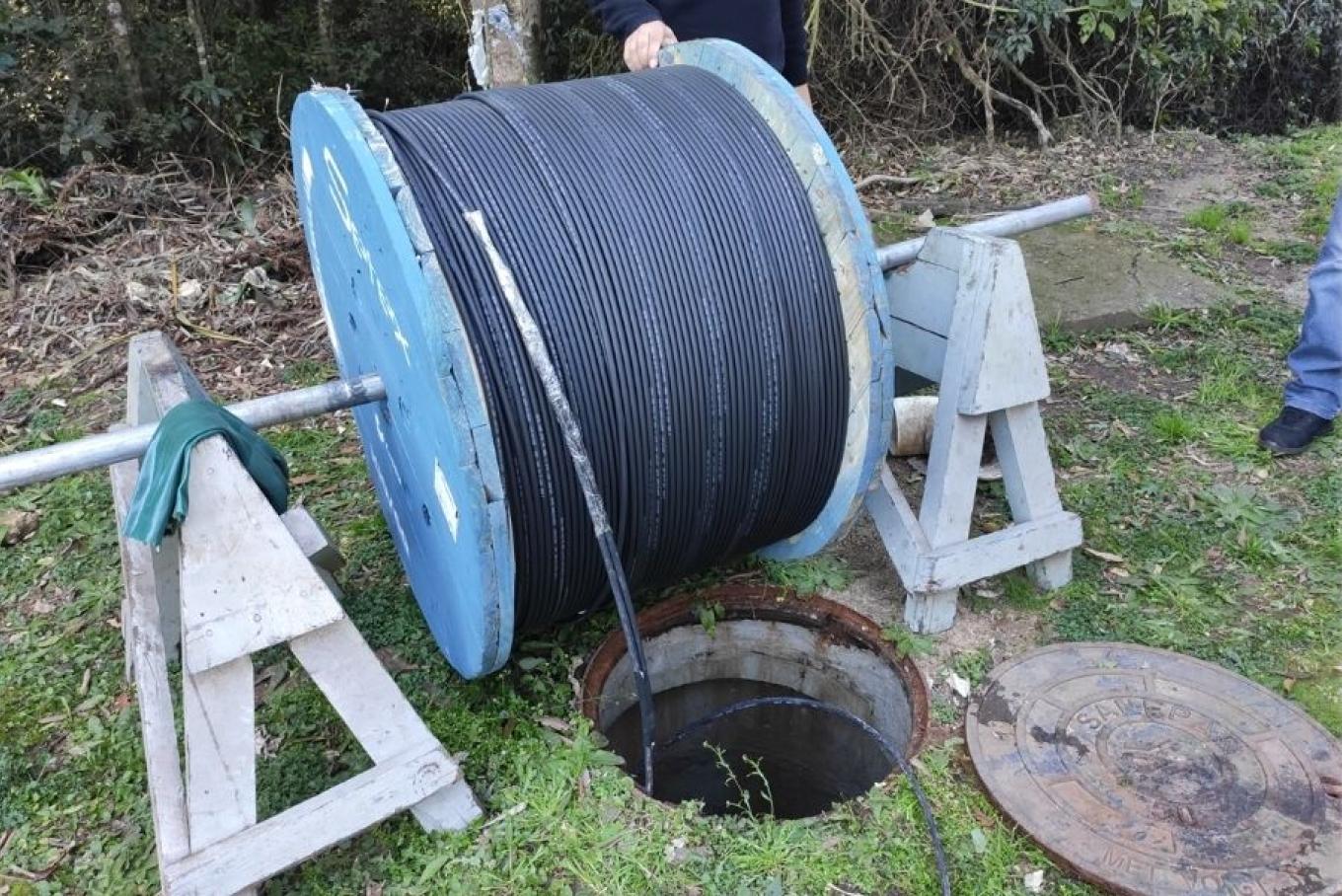 Instalação de redes de fibra óptica em redes de esgoto