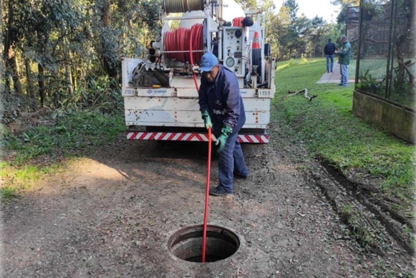 Instalação de redes de fibra óptica em redes de esgoto