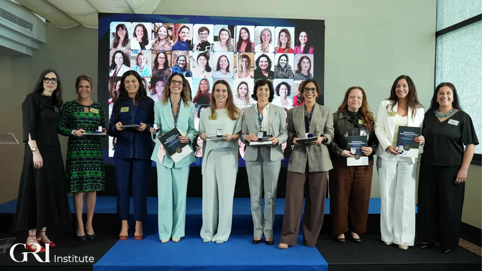 Leura Lúcia Conte de Oliveira, Diretora de Investimentos, recebe premiação